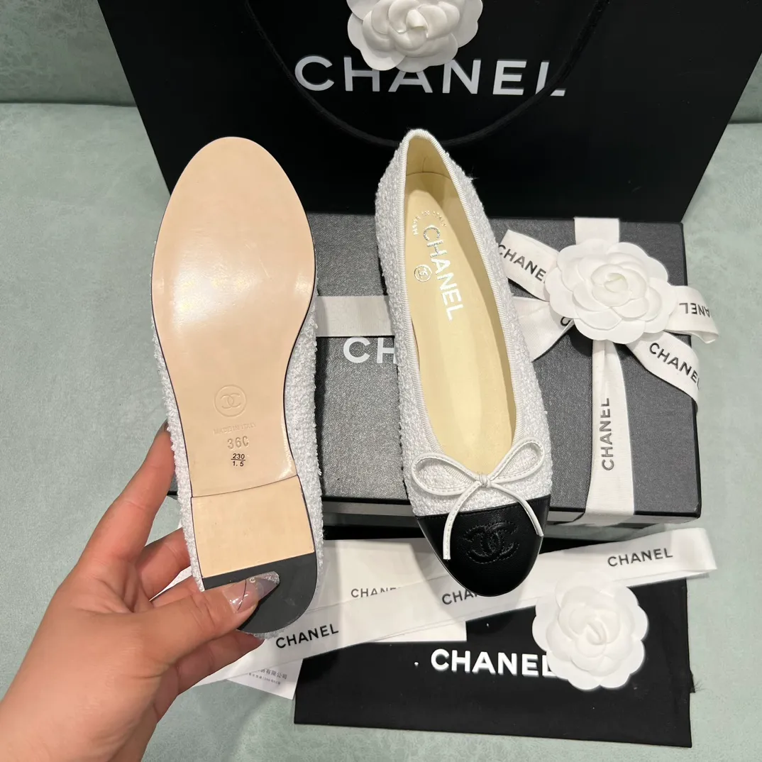 👟👟Ex-factory price 440👟👟 Chanel shoes that are always being upgraded~ 2021ss top version HK overseas purchasing original cut 1:1 Chanel Chanel classic bow round toe ballet shoes There are not many good quality, truly no pressure to go in and out of the counter. Regardless of the last shape, leather material selection, and manufacturing process, they are all genuine craftsmanship and very sophisticated. ◾️Fabric: Mixed sheepskin imported from Italy ◾️Lining: Imported sheepskin (sweat-absorbent and soft) ◾️Sole: Italian special A-grade genuine leather sole (not ordinary thin sole in the market) ◾️Size: 35-39 [34 40 41 42 43 customization is not returnable]